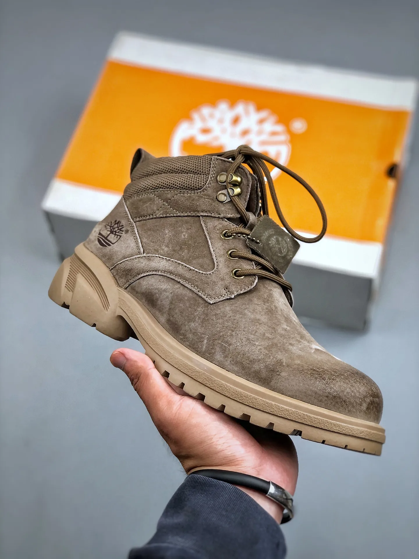 Local self-pickup 💰560 supports store release. New goods 🚀Timberland Timberland outdoor mid-top casual rhubarb boots series. Guangdong factory quality. Original box and original packaging. The fabric is made of Italian 🇮🇹 top-grade frosted fine-grained cowhide. It is paired with anti-odor and anti-corrosion genuine leather latex insoles to give you a perfect wearing experience. High-quality and durable. A must-have for sportsmen. Specially designed to handle handsomeness. High-quality and first-class foot feel. Size: 38-44 (leather shoe size)